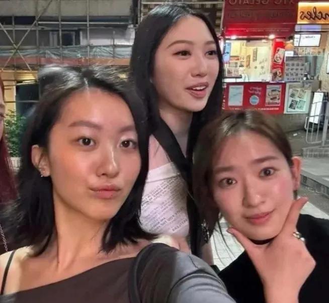 这3个美女都是香港星二代!2人已出道，1人准备出道穿黑色露肩装的美女，是陈奕迅
