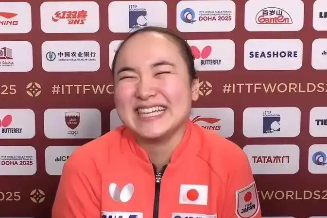 记者问伊藤美诚对孙颖莎的看法，她直言从小和孙颖莎一起打球，对方飞速进步令人佩服。