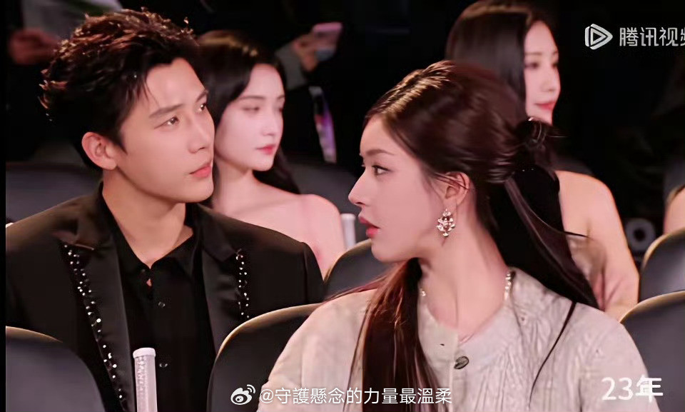 才两年的时间，赵露思从女孩变成女人的感觉，身边依然坐着王安宇，奇妙的缘分！这是可