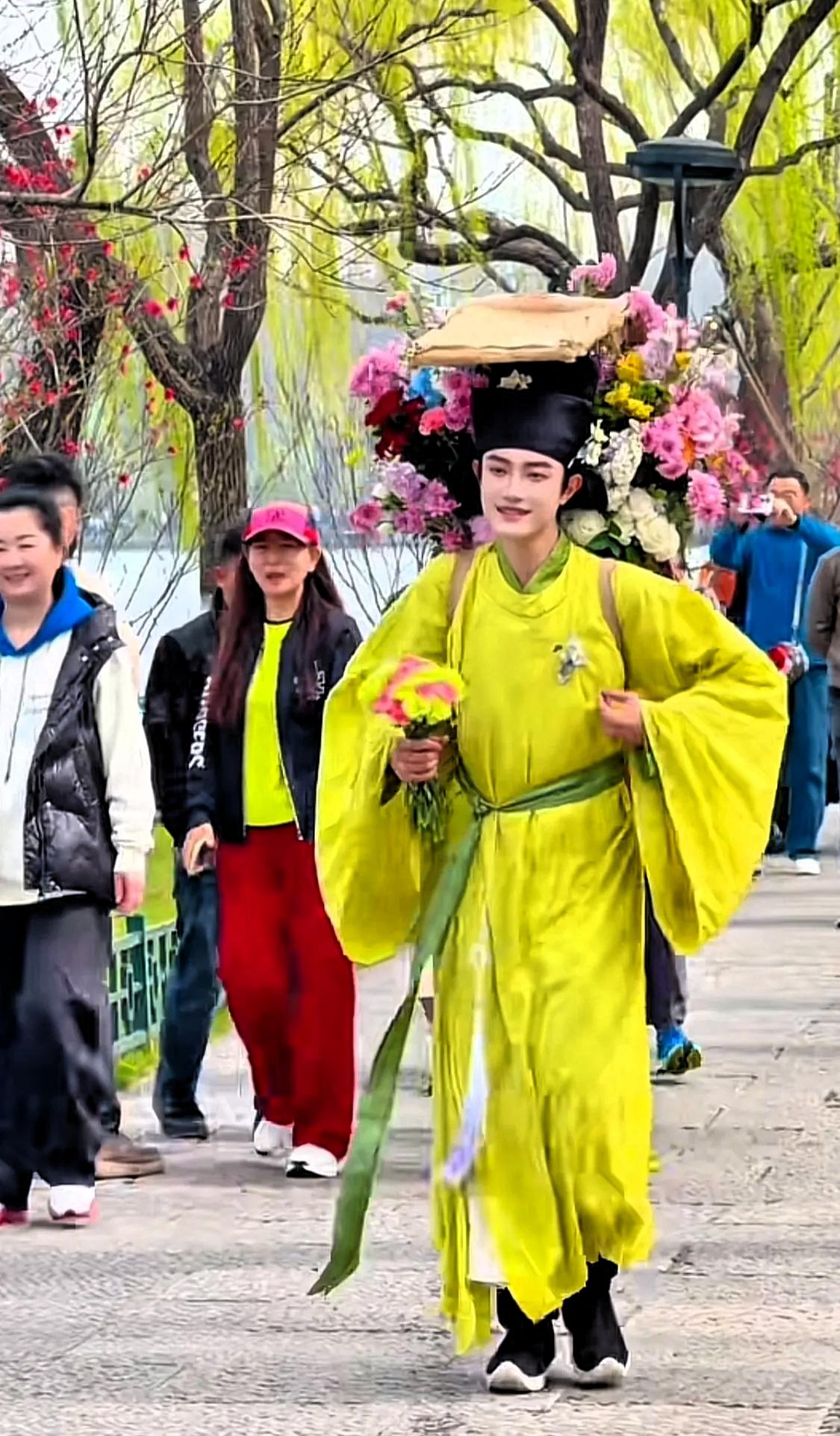 西湖卖花郎这哪是卖花郎，这是从《清明上河图》里走出来的春日限定美男！”更像是把