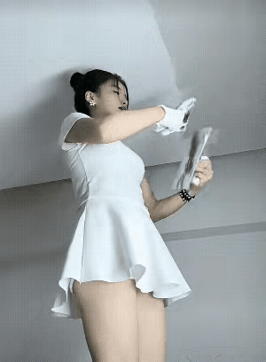 有人说这是摆拍，我看不像，不要小瞧任何人，看这美女熟练的手法，你不得不佩