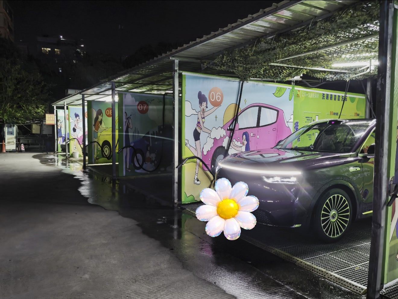 夜间洗车是一种乐趣，很多小年轻（男性）也是这个点来洗车。这种快乐，男人懂得。