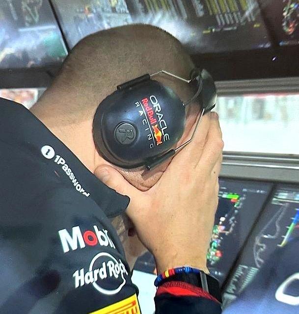 维斯塔潘领先了51圈，诺里斯只赢了最后1圈。这不是运气。这是用一整个赛季的研