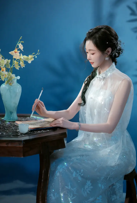 宋轶穿白色薄纱裙温婉儒雅撑伞回眸散发满满书卷气