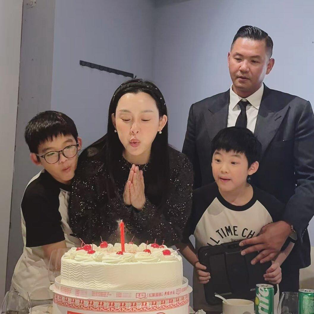 范玮琪50岁生日全家福曝光，她老公黑人陈建州一身西装革履，看着刚硬帅气，而范玮琪