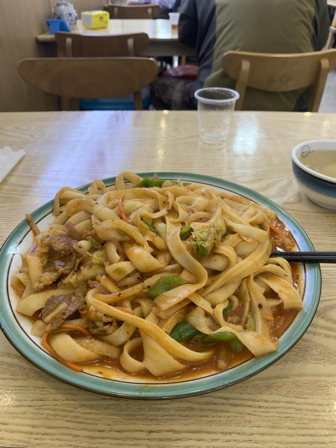 今天到兰州拉面的店里去吃午饭，我点了一碗牛肉刀削面，老板问我是带汤的还是不带汤的