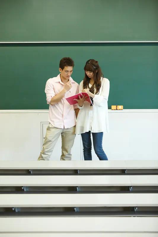 现在的大学生找工作,最看重啥?现在的大学生找工作，看重的点还挺多。从实习调查来