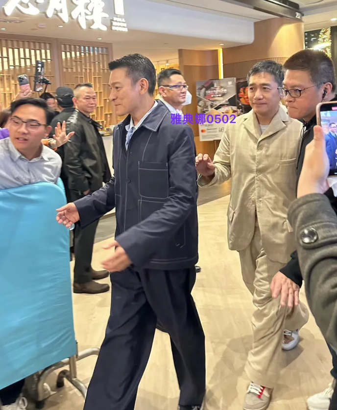 梁朝伟确实是有些社恐，人多的时候他就走在刘德华的后面，还一直用手扒拉华仔挡住他，