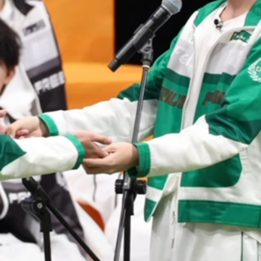 好紧张啊男孩子们胳膊摇起来