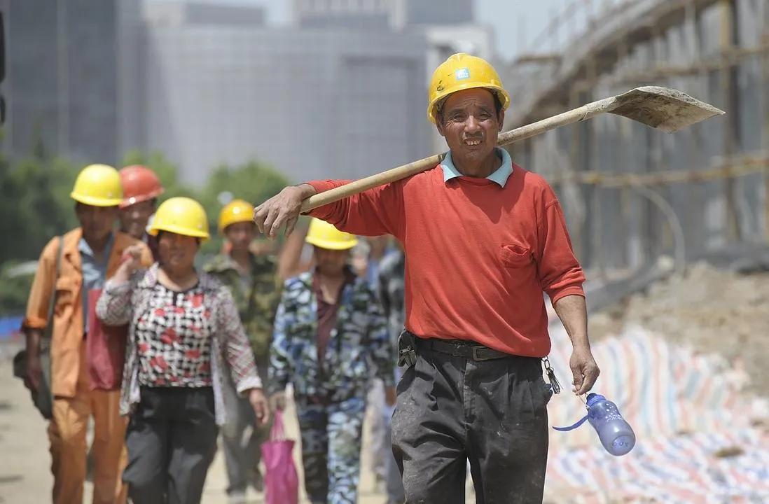 中国人是非常勤奋，吃苦耐劳的，根据数据显示，中国的年工作时长达到了2473小时，