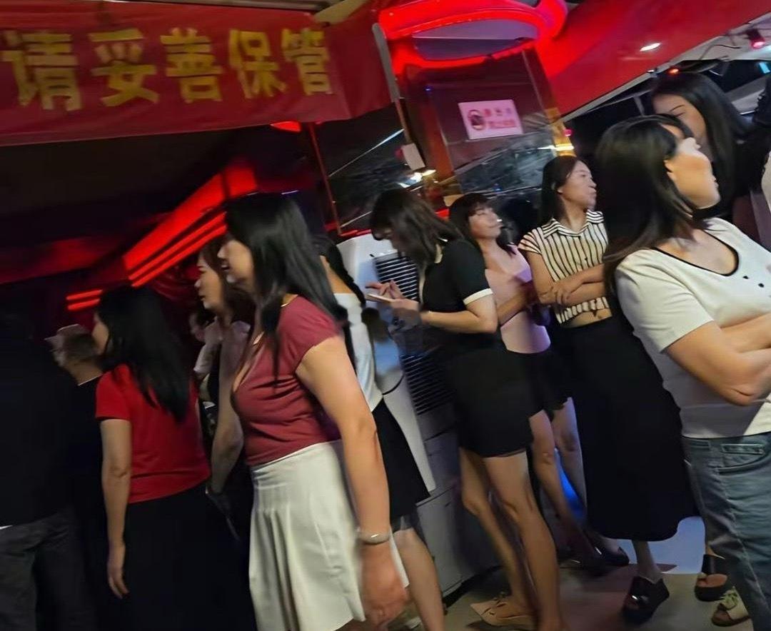 现在舞厅都是大爷大妈还是当年那批跳迪斯科的只不过现在年纪大了
