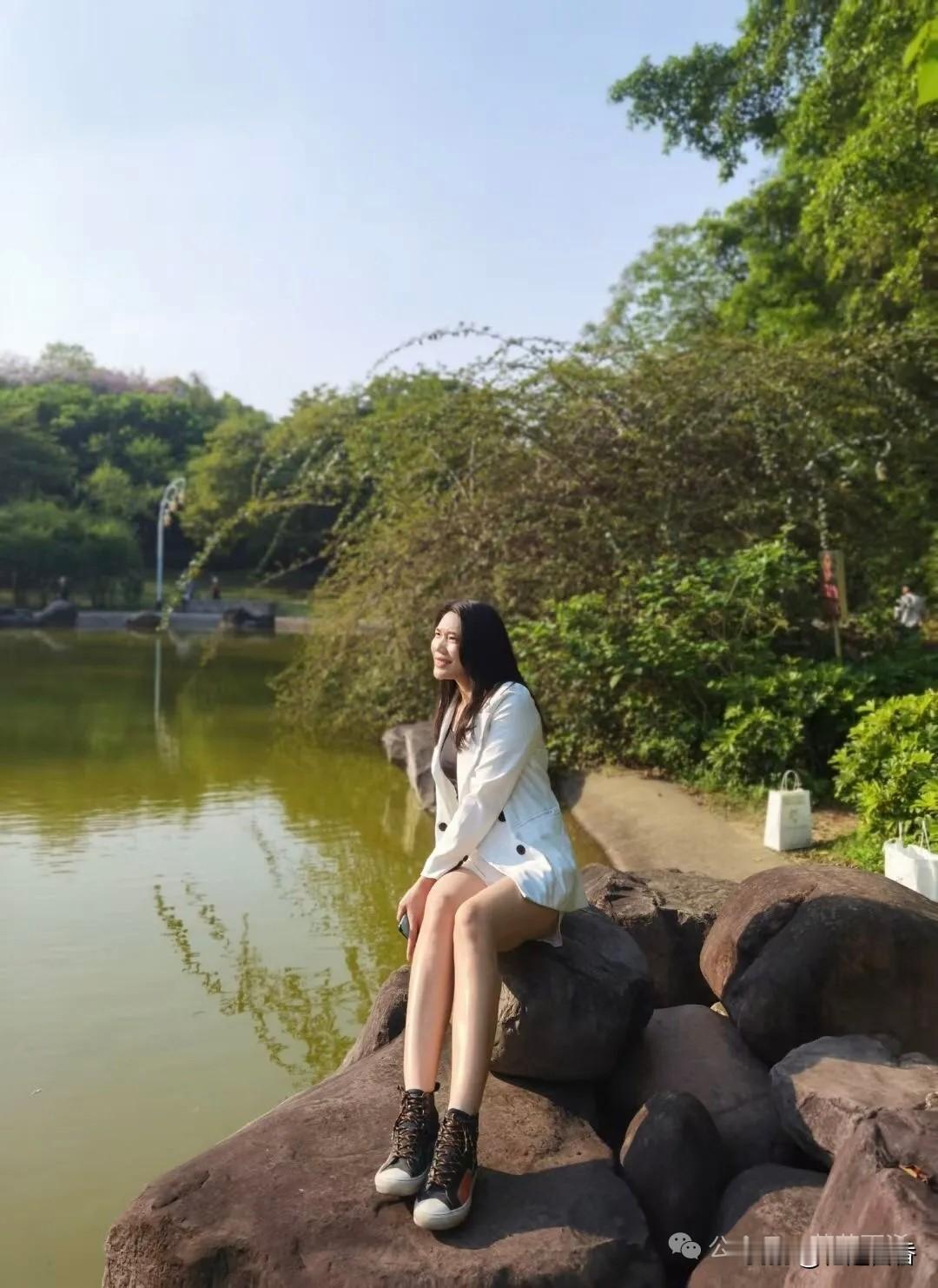 阳光洒在湖畔，静享美好时光！什么样的穿搭可以成为气质女神?