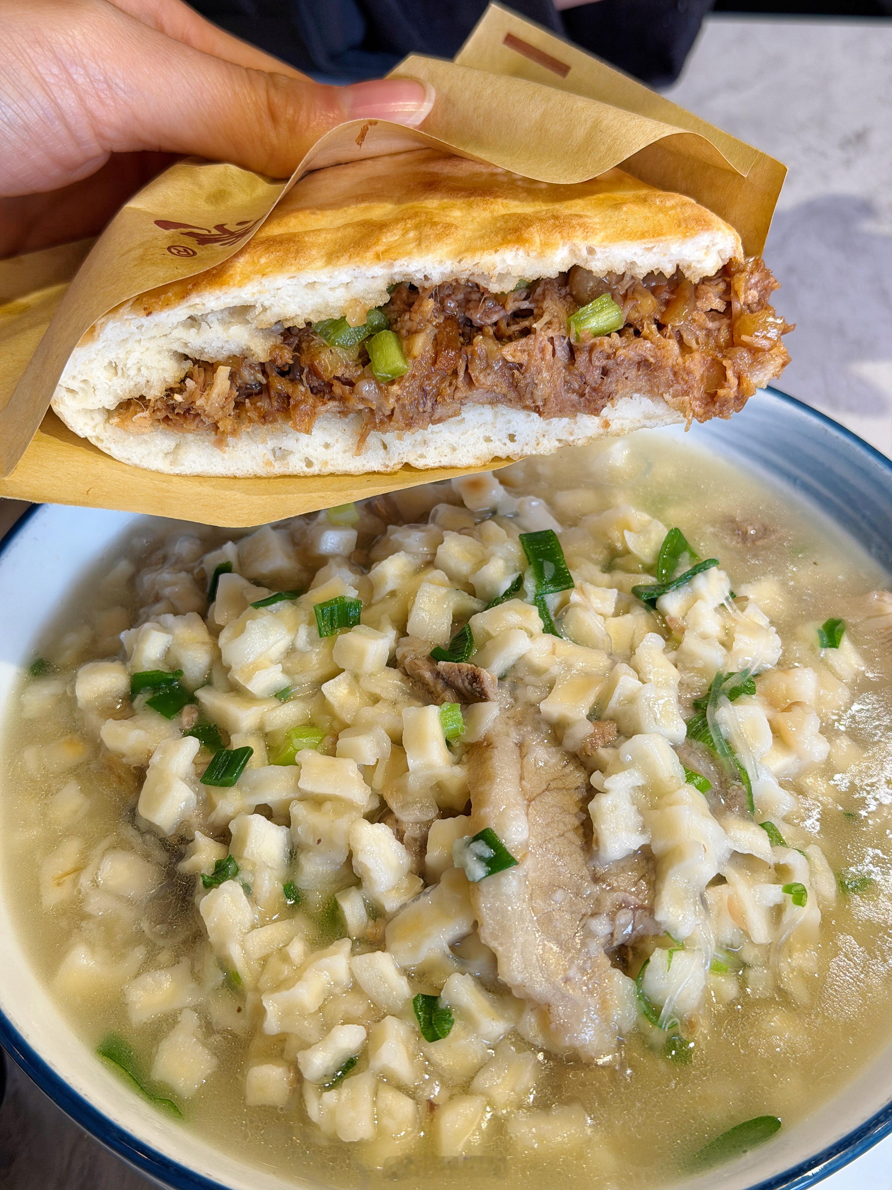 羊肉泡馍和小炒咋感觉越吃越多啊