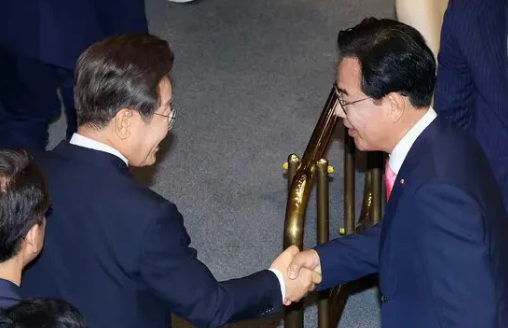 韩国政界相关人士20日透露，李在明总统于19日与朝野院内代表举行非公开会谈。会上