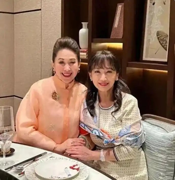 赵雅芝富婆聚会晒照不修图，这才是真实自然老奶奶的状态！​​​