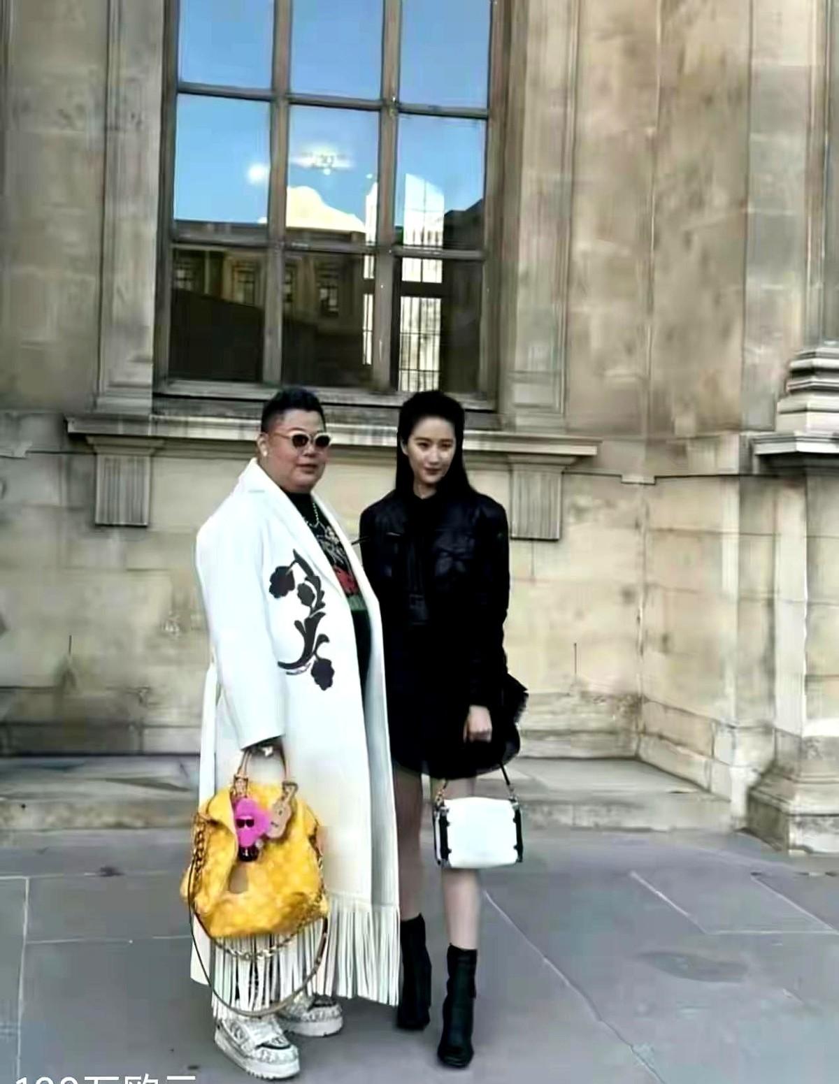 别盯着神仙姐姐看了，眼神往旁边挪一下。看到大哥手里那个包了吗？那玩意儿，才是