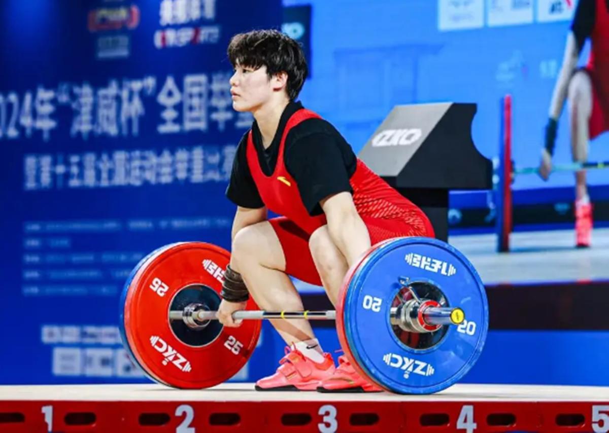 何仁秀三次抓举118公斤高居第一，金牌已是囊中物！北京时间9月27日，亚运会举