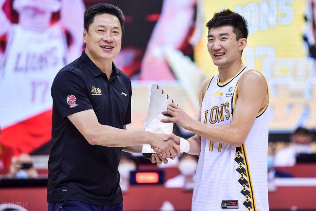 杜峰拒绝续约广东，李春江再次接手？1、杜峰指导有没有水平，再说一遍，在中生代教练