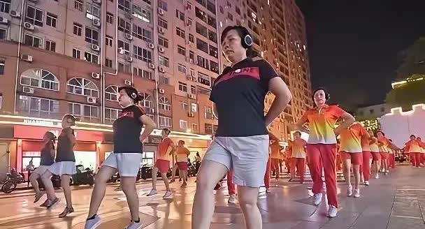 “如果我说暴走团里没有穷人，你们相信吗？”有一名想参加“暴走团”的女子，因为不肯