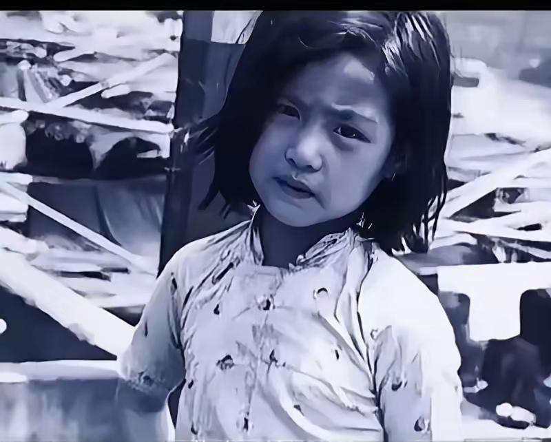 1937年，一个小姑娘落到了鬼子手里，鬼子急不可耐地就要霸王硬上弓，谁知，小姑娘