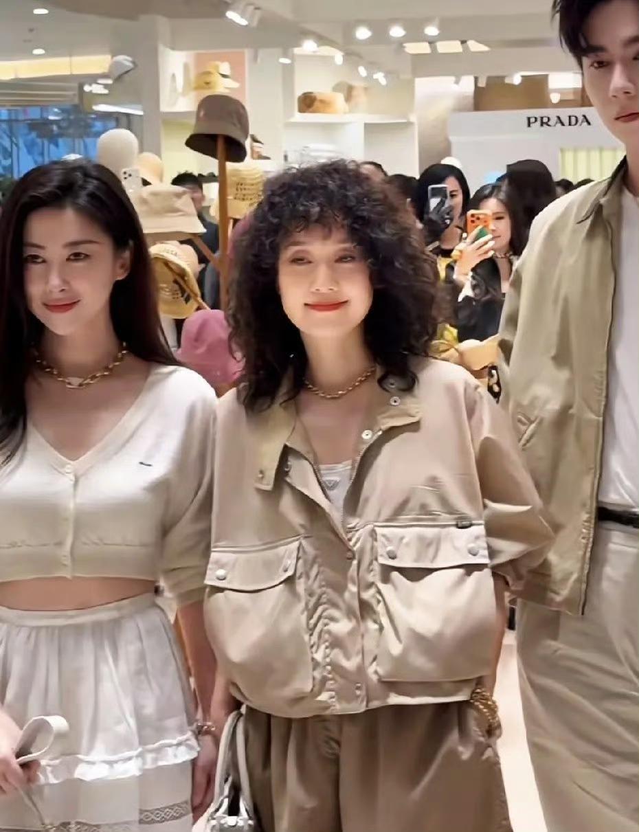 马伊琍新造型翻车！羊毛卷配卡其色套装，瞬间老了5岁？马伊琍和朱珠一同出席活