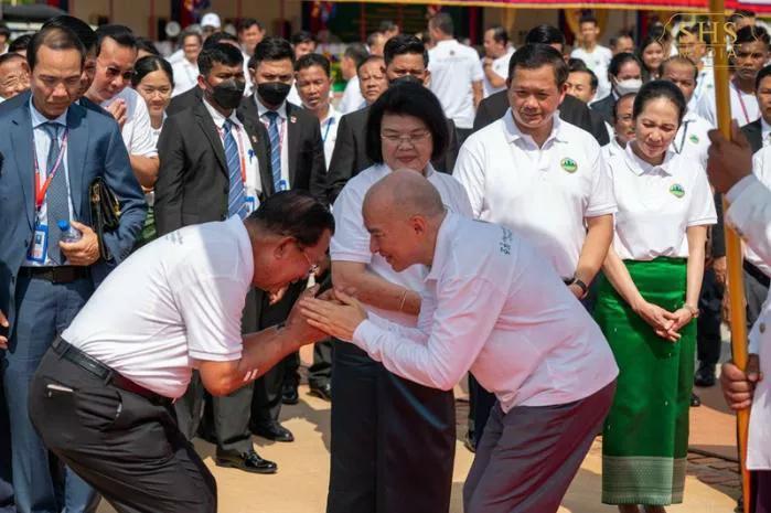 柬埔寨的西哈莫尼国王跟洪森亲王相见，互相弯腰行礼，看谁腰弯的低。西哈莫尼国王已