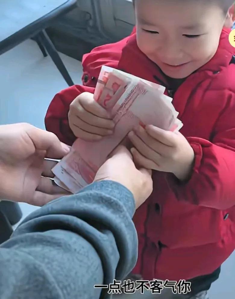 孙子临走前，奶奶要给孙子一些零花钱，哥哥本想客气两句，如果弟弟直接收下了，并