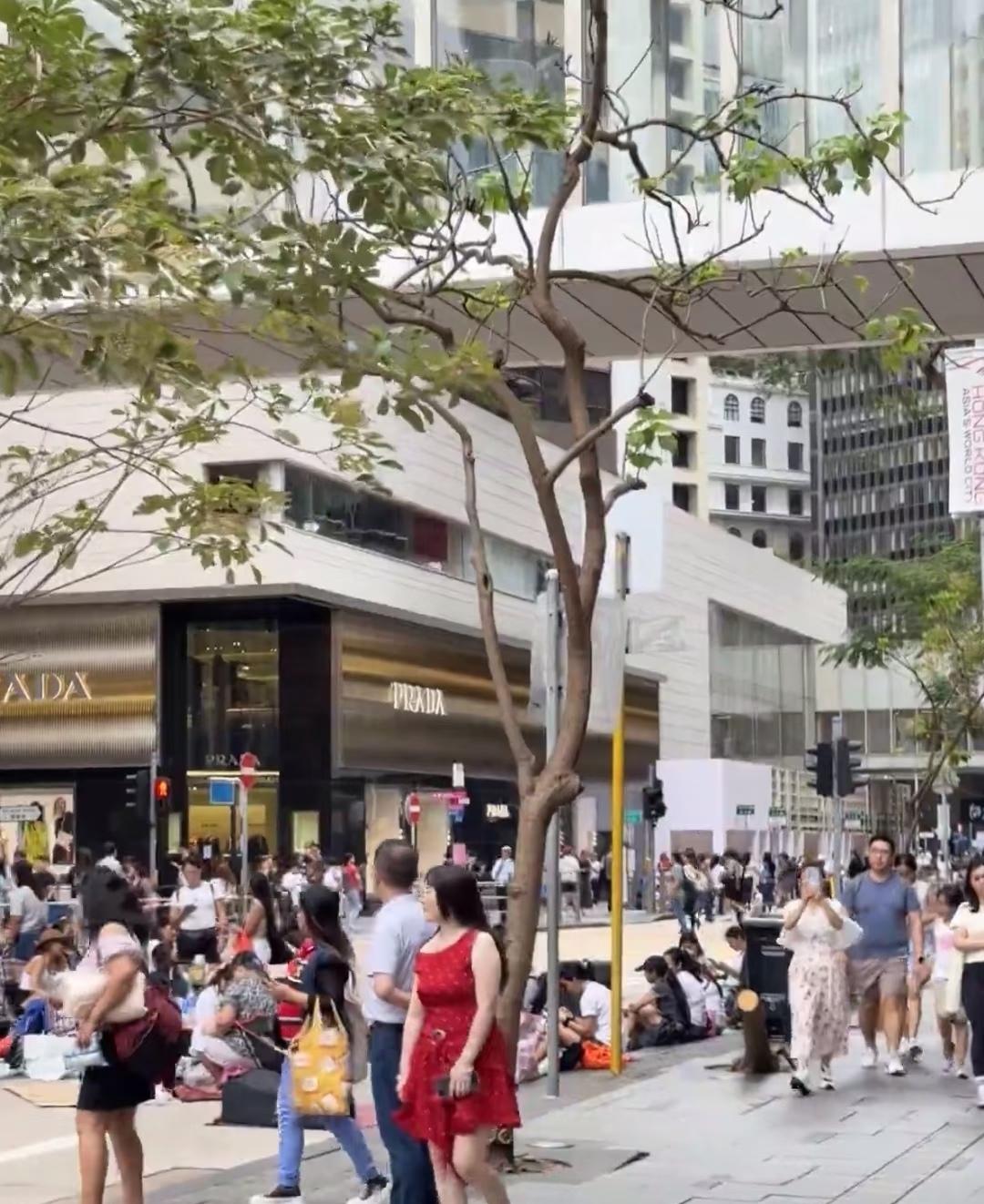 不是说香港大街不能蹲坐吗？前两天在香港旺角天桥和中环那边都遇到了一堆人蹲坐在地