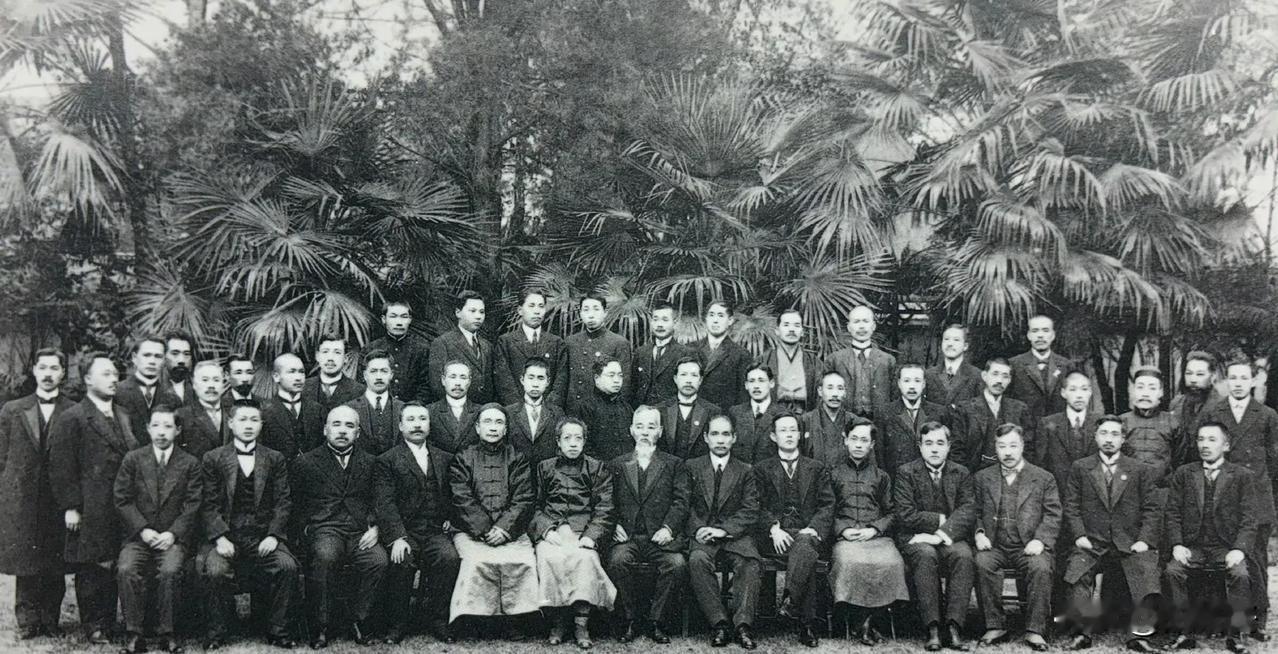 1916年10月31日，辛亥革命元勋黄兴在上海病逝，年仅42岁。孙中山悲痛万分，