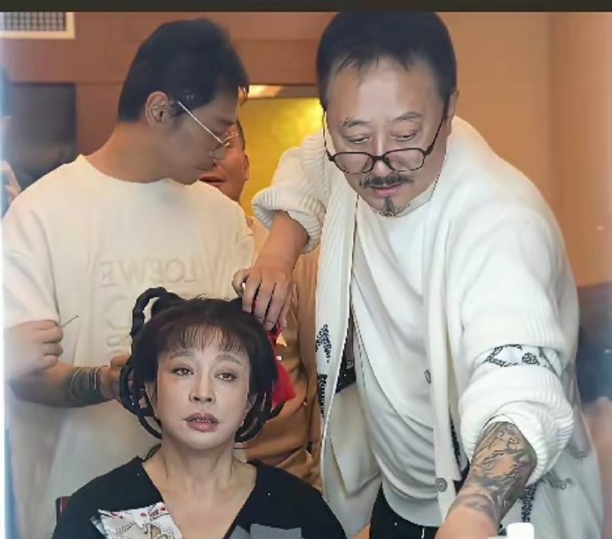 75岁刘晓庆又演少女了，为了拍短剧，她也是拼了