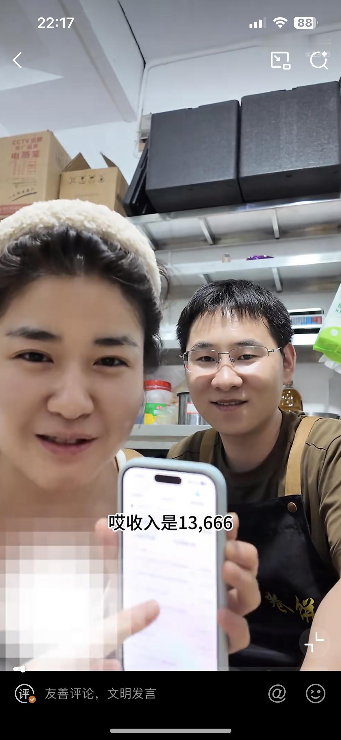 杭州一对下岗的码农摆摊卖卷饼，头一个月收入13000多，支出却达到了150