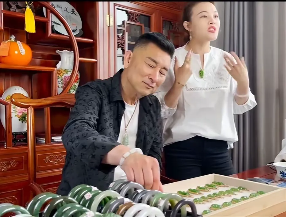 60岁上海玉石大王，三婚把自己公司的25岁前台娶回家。婚后第二年，娇妻为他生下一