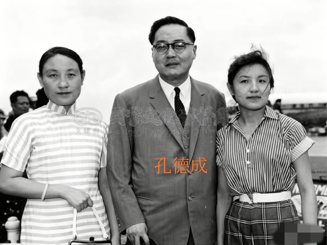 孔子“根正苗红”的第77代孙、曾袭封31代衍圣公的孔德成，一张温馨的家庭照，旁边