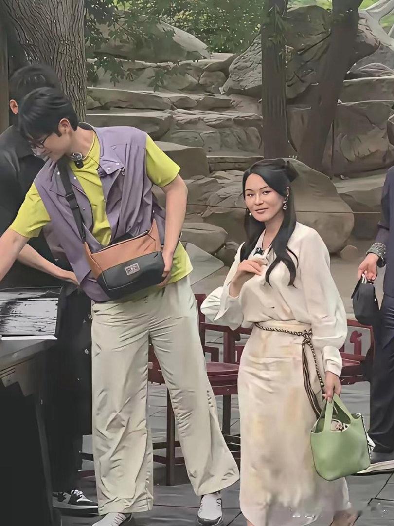 随手拍下路人镜头里的伊能静，脱离精修滤镜，真实模样尽显温柔气质。