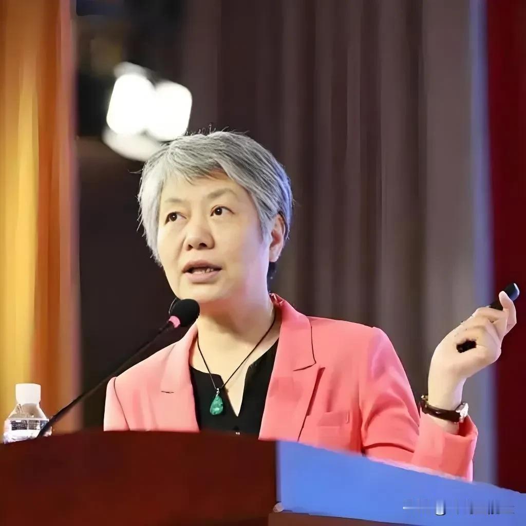 李玫瑾icon说：“一个人的本性，藏在小事里，藏在利益里，藏在低谷里。平时再好都