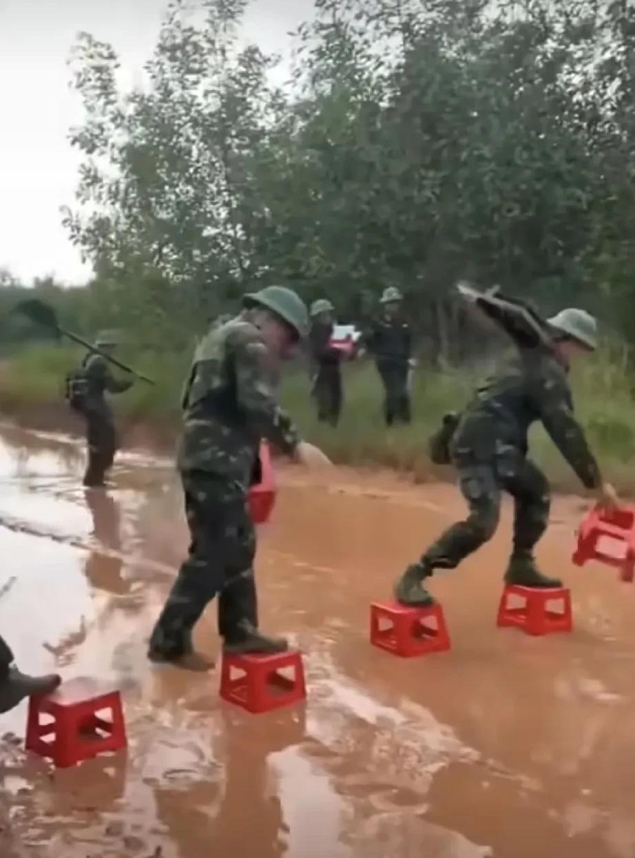 一队越军在行军时路过一段泥泞路，于是他们想到一个“聪明”的办法。[捂脸哭]莫非是