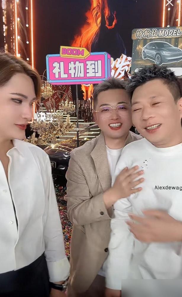 辛巴的两个徒弟，蛋蛋身价直逼千亿，时大漂亮却还在直播间演忠诚。想当年，大家