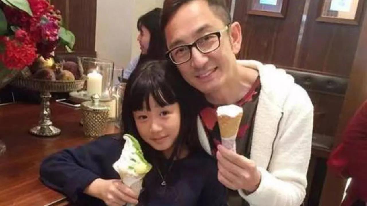 金巧巧的前男友吴启华，年轻时候是绝对的帅哥靓仔。戴着眼镜扮演了很多斯文败类的角