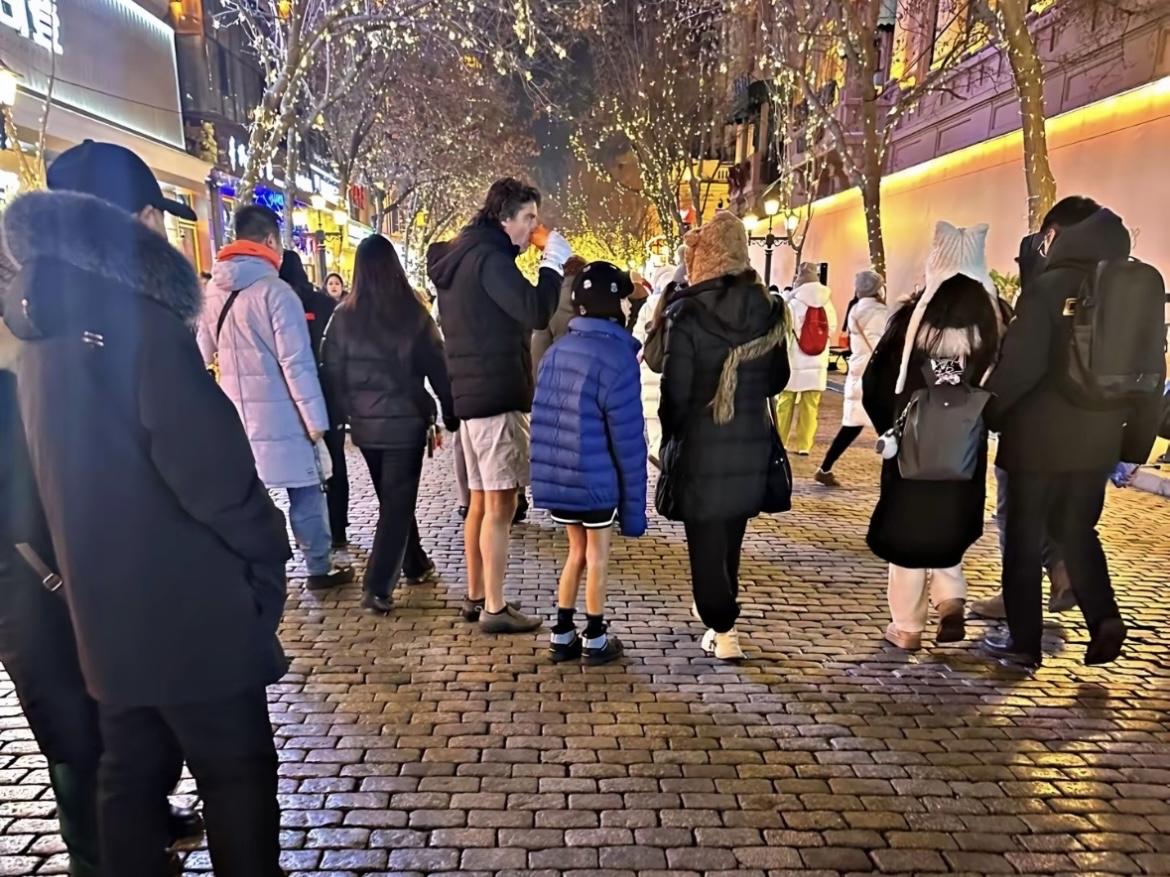 这两天哈尔滨的中央大街可热闹了，零下20度的天气里，一群外国游客愣是穿着短裤、光