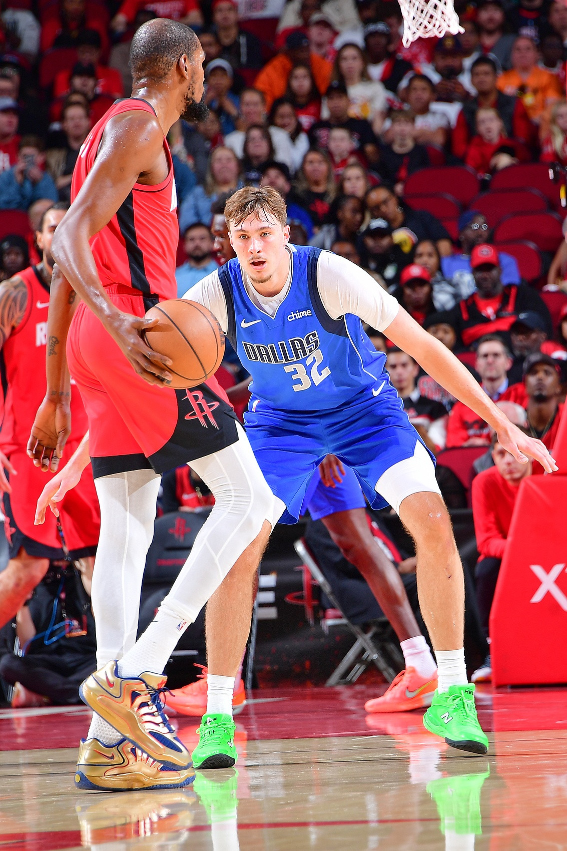 谢泼德在与独行侠队的比赛里表现实在一般，第一节后半段，作为火箭队替补后卫的谢泼德