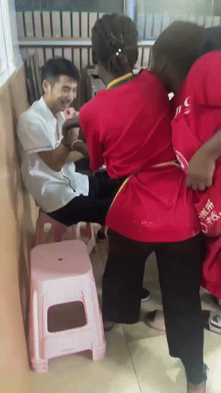 非洲加纳的一家中餐饭店里。三名当地的黑人女服务员突然将一位中国厨师抬到了店门外
