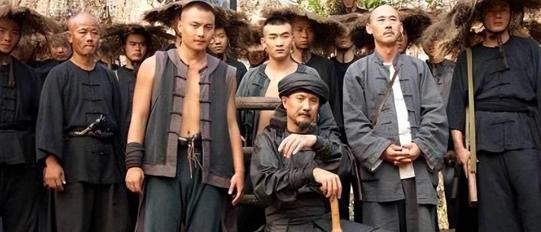民国时期，覃国卿正抱着堂婶睡觉，堂叔突然回了家，见到惊慌失措的侄儿，堂叔怒不可遏