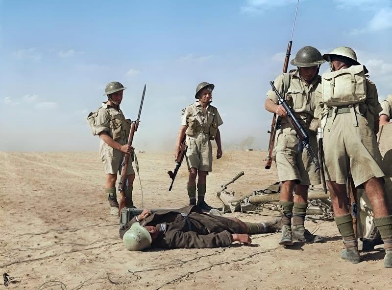 英军士兵正检查的是德军M40冲锋枪？该照片拍摄于1942年的北非战场，那地上阵亡