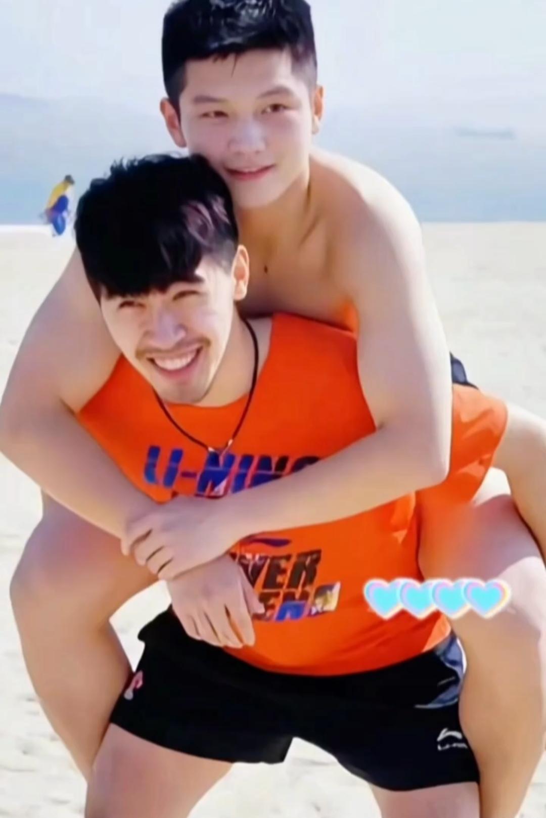 谁都一段快乐的青春岁月，那时候的小胖，还是少年感十足的模样，享受着哥哥们的后背，