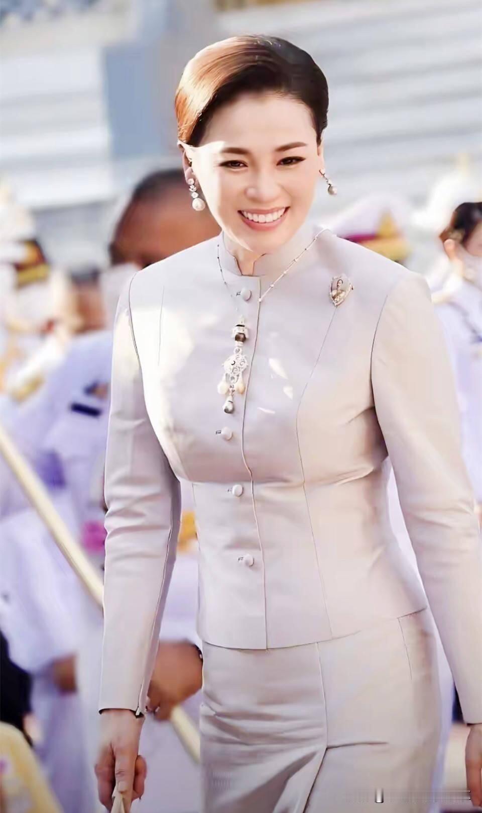 苏提达好美啊，感觉比英拉都要有气质，配着一身米白的西装套装，微微一笑，风情万种。