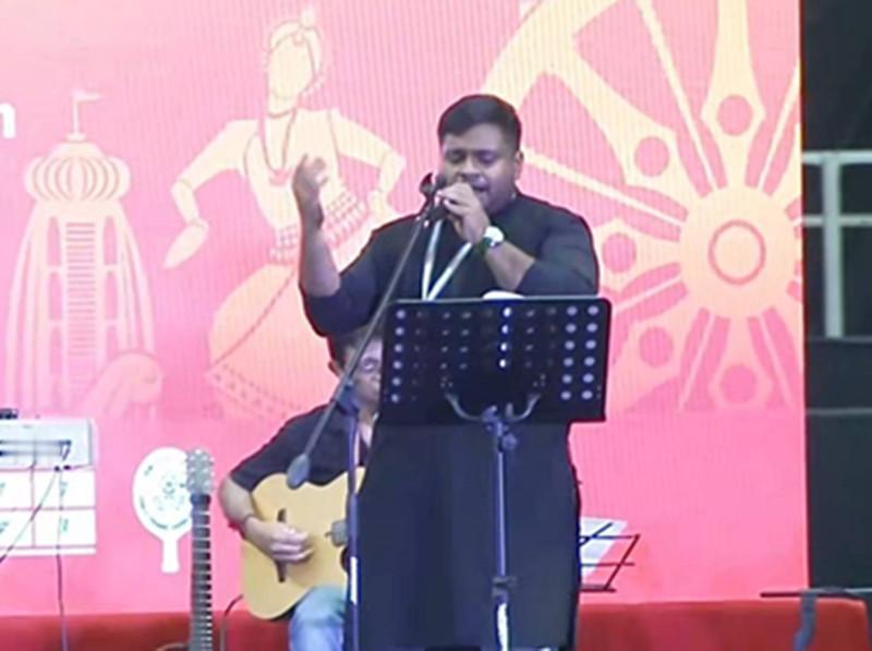 在亚锦赛颁奖仪式上，你甚至可以看场演唱会[笑着哭]印度亚锦赛收官，国乒男女团揽