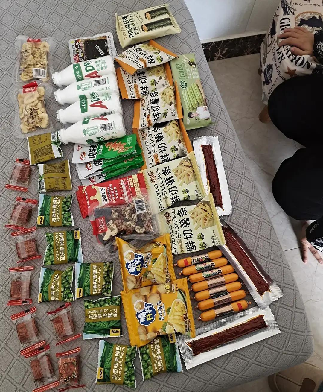 孩子姑姑又提着那一大堆花花绿绿的零食来了，往孩子手里一塞，孩子乐得不行我这火气