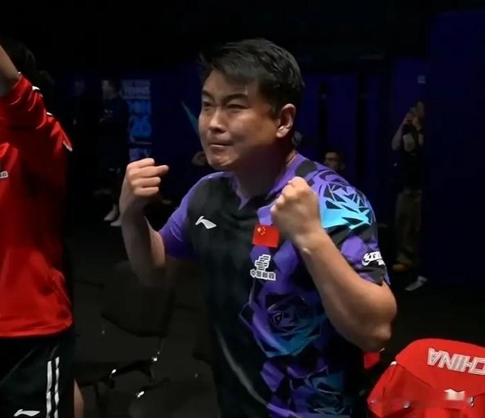 这也许是王皓一辈子最复杂的庆祝表情！复杂的原因之一，是庆幸自己和教练团队又一
