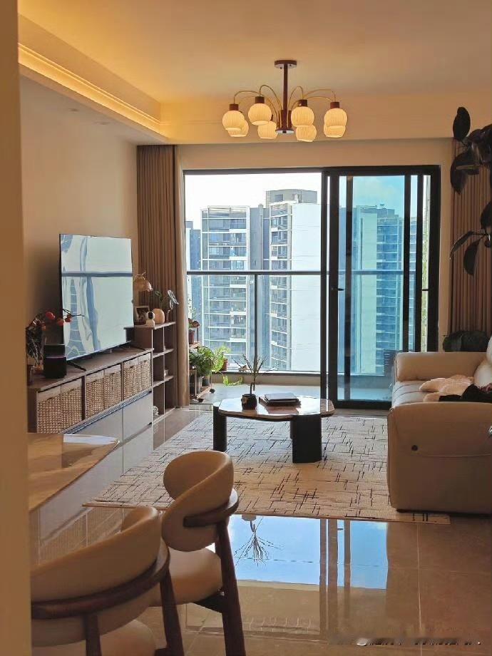 我发现，人真的不能太干净了。我家对门李大姐，比我大3岁，我就没见过比她还干净