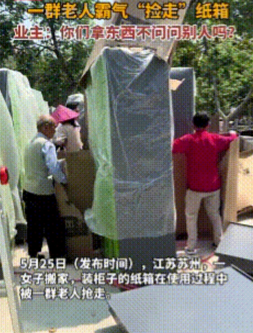 江苏苏州，一女子搬家，买了全新的柜子，刚卸下车，放在单元门口，谁知这时，冲上来十